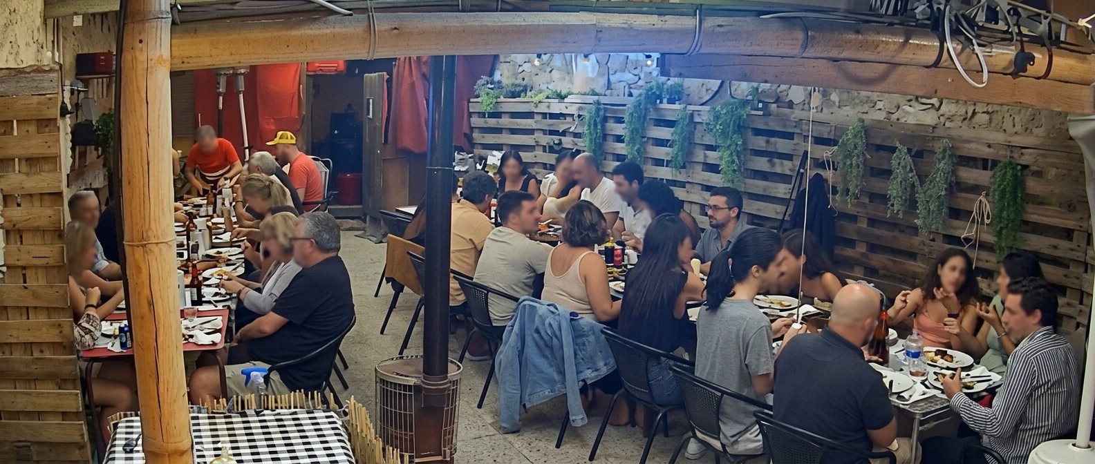 Grup gran dinant a les taules llargues de la terrassa